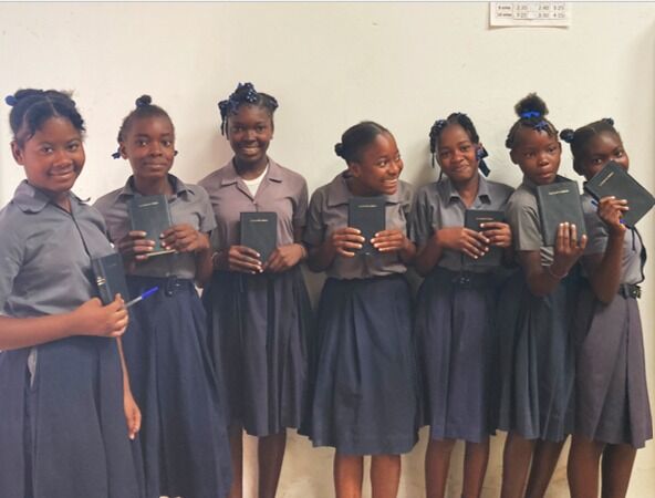 Each spring, we try to make sure that each of our 7th-grade students receives a French Bible to use in their twice-weekly Bible class.This year, however, we also gave Bibles to the 8th-grade students because there was too much gang tension near us to buy them at this time last year.We also hope to give Bibles to all the students in older Bible classes who weren’t in IPB to receive a Bible in 7th grade. This will include several older refugee students now with us.